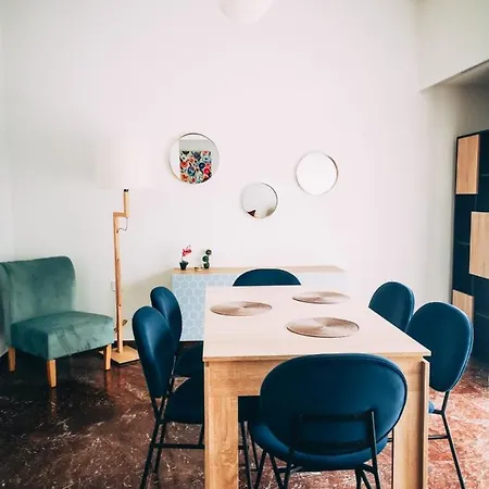 Explore Greece From Colorful City Centre 公寓 Chalkís